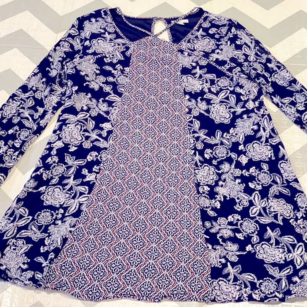 This knee length dress is very comfortable neat neck design. Lined-Size Large